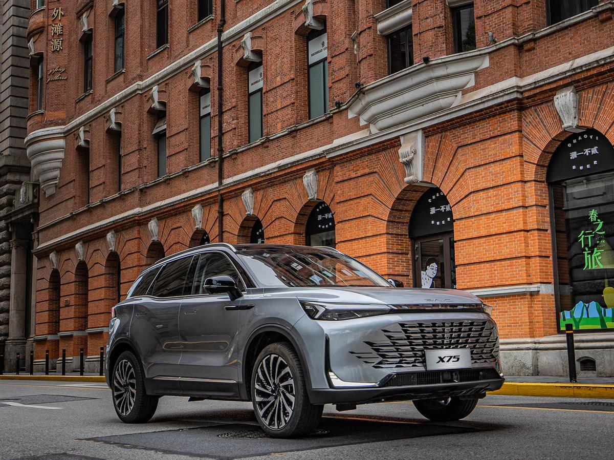 Baic X75 visto desde el exterior, mostrando su diseño contemporáneo y tamaño de SUV familiar
