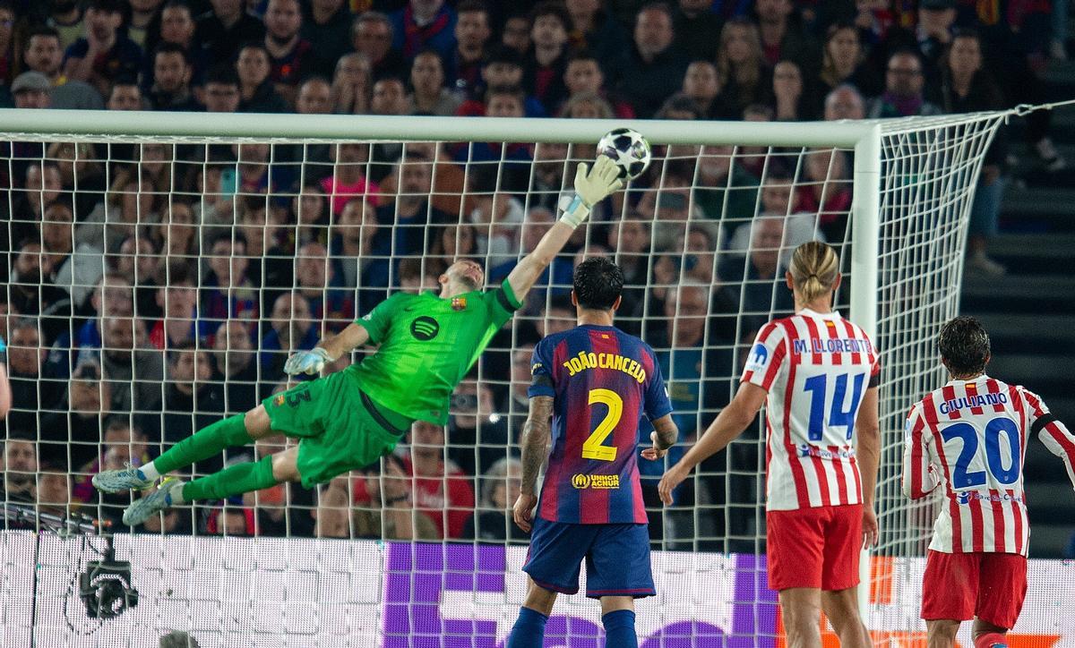 Pau Cubarsí aguarda con miedo la tarjeta del árbitro Kovacs, que le expulsó en el primer tiempo del partido