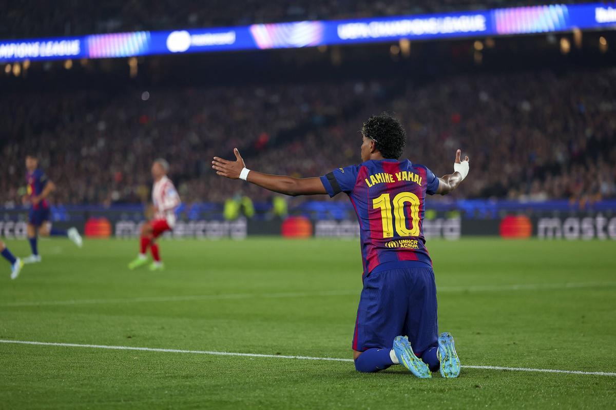 Lamine Yamal de rodillas mirando la grada, visiblemente desolado tras la derrota del Barcelona 2-0 ante el Atlético en el Camp Nou