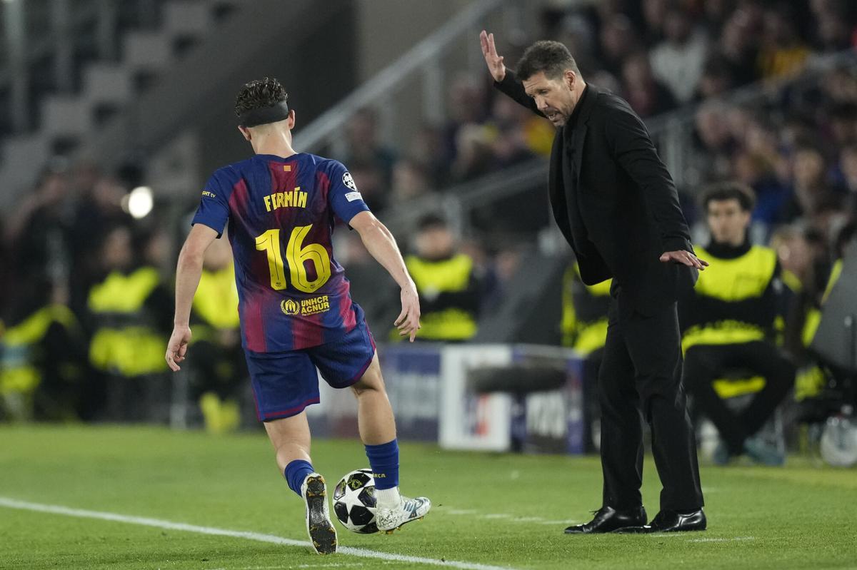 Julián Álvarez celebra uno de sus goles en el Camp Nou durante el partido de cuartos de final de Champions entre Barcelona y Atlético de Madrid