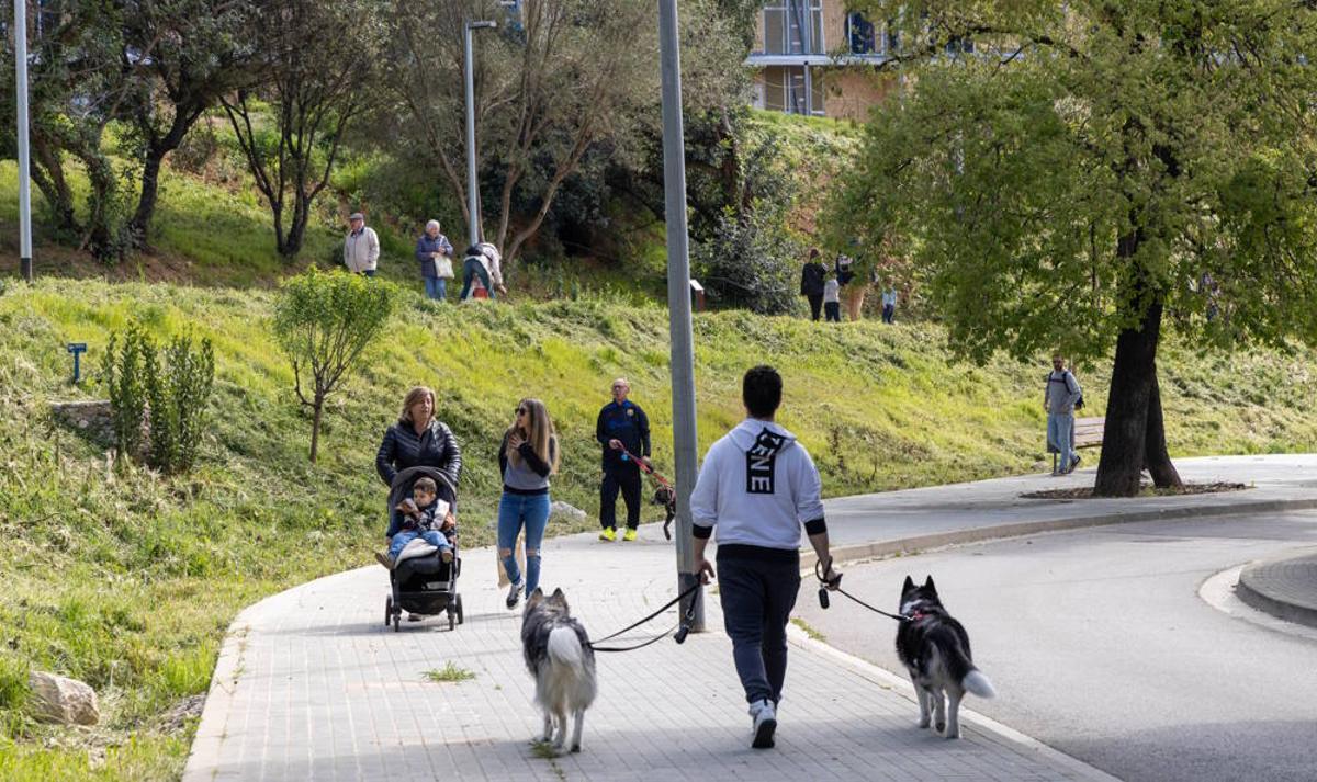 Vista del Parque de la Riera Roja, uno de los espacios renovados dentro del proyecto Sant Boi Respira más Verde, con zonas naturalizadas y áreas de ocio integradas