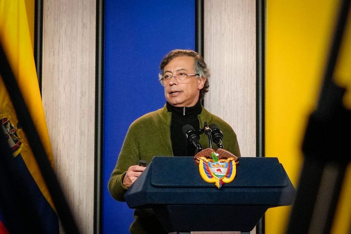 Bukele propone a Petro trasladar 100.000 presos de El Salvador a Colombia tras criticar sus cárceles