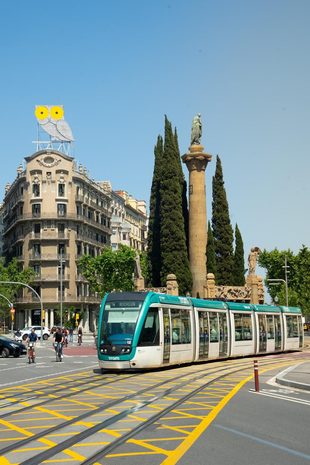 Estación de TRAM en Barcelona con el tranvía en funcionamiento
