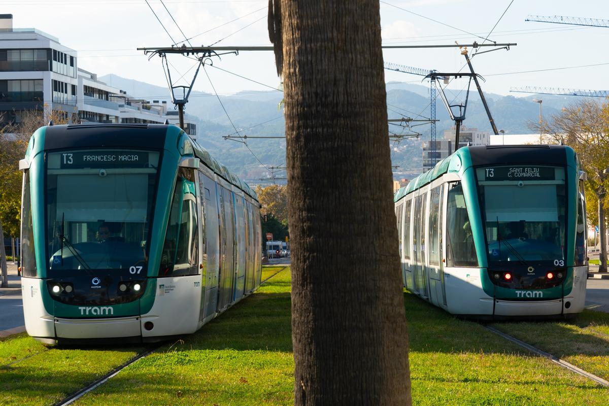 Tranvía circulando por la avenida Diagonal de Barcelona