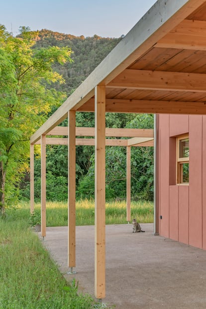 Detalle de la estructura de madera laminada de abeto en el interior de Casa LC