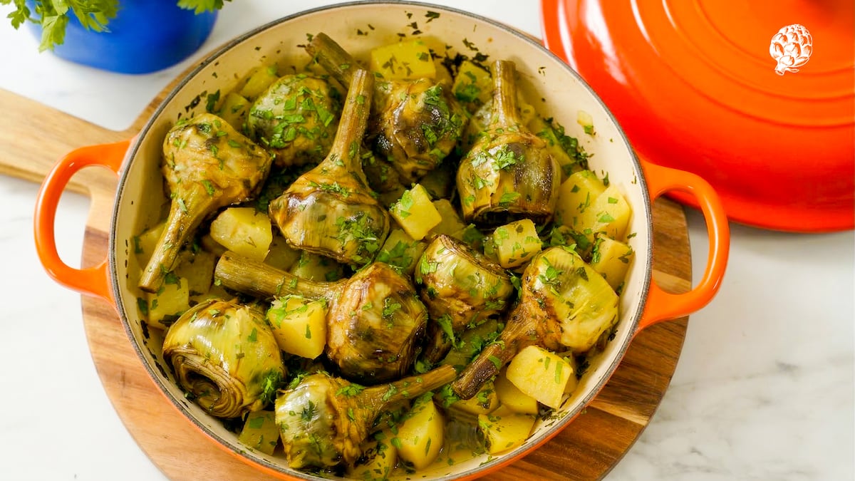 Alcachofas a la romana: la receta italiana que triunfa en la cocina española con un toque de patata