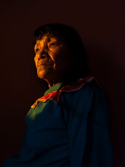 Sara Flores en su estudio de la Amazonía peruana, pintando patrones kené sobre tela con herramientas tradicionales