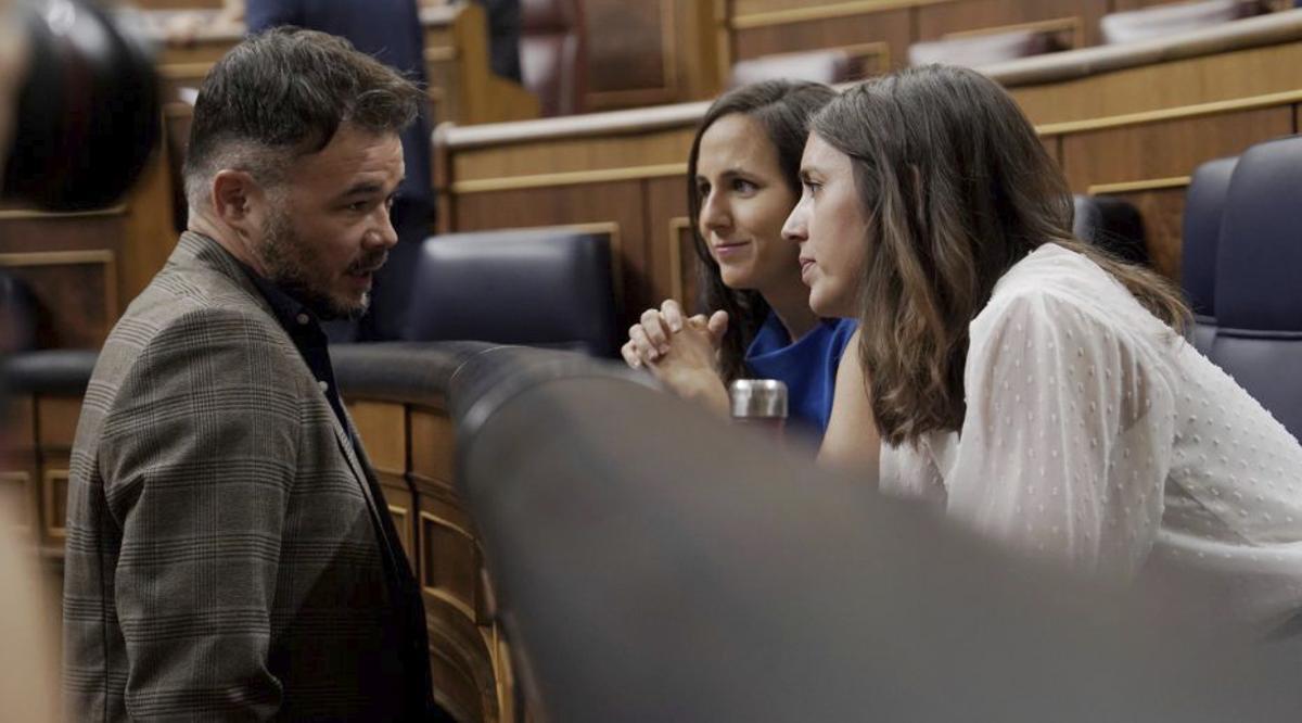 Miembros de la dirección de los Comuns durante una rueda de prensa del ministro Ernest Urtasun