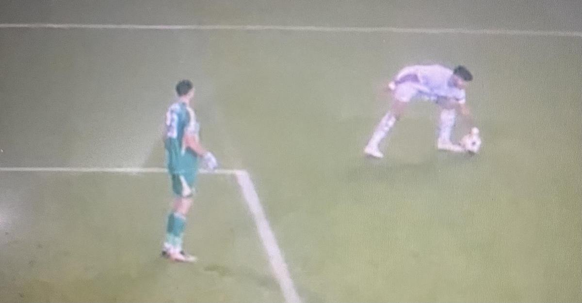 Marc Pubill detiene con la mano el saque de puerta de Juan Musso en el minuto 54 del Barcelona-Atlético