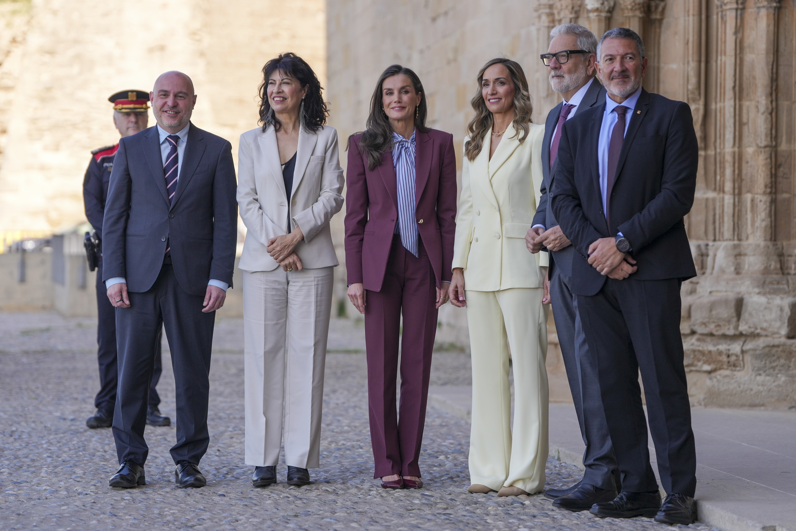Reina Letizia en la entrega de los Premios Apilleida en Lleida, vistiendo traje berenjena de Hugo Boss