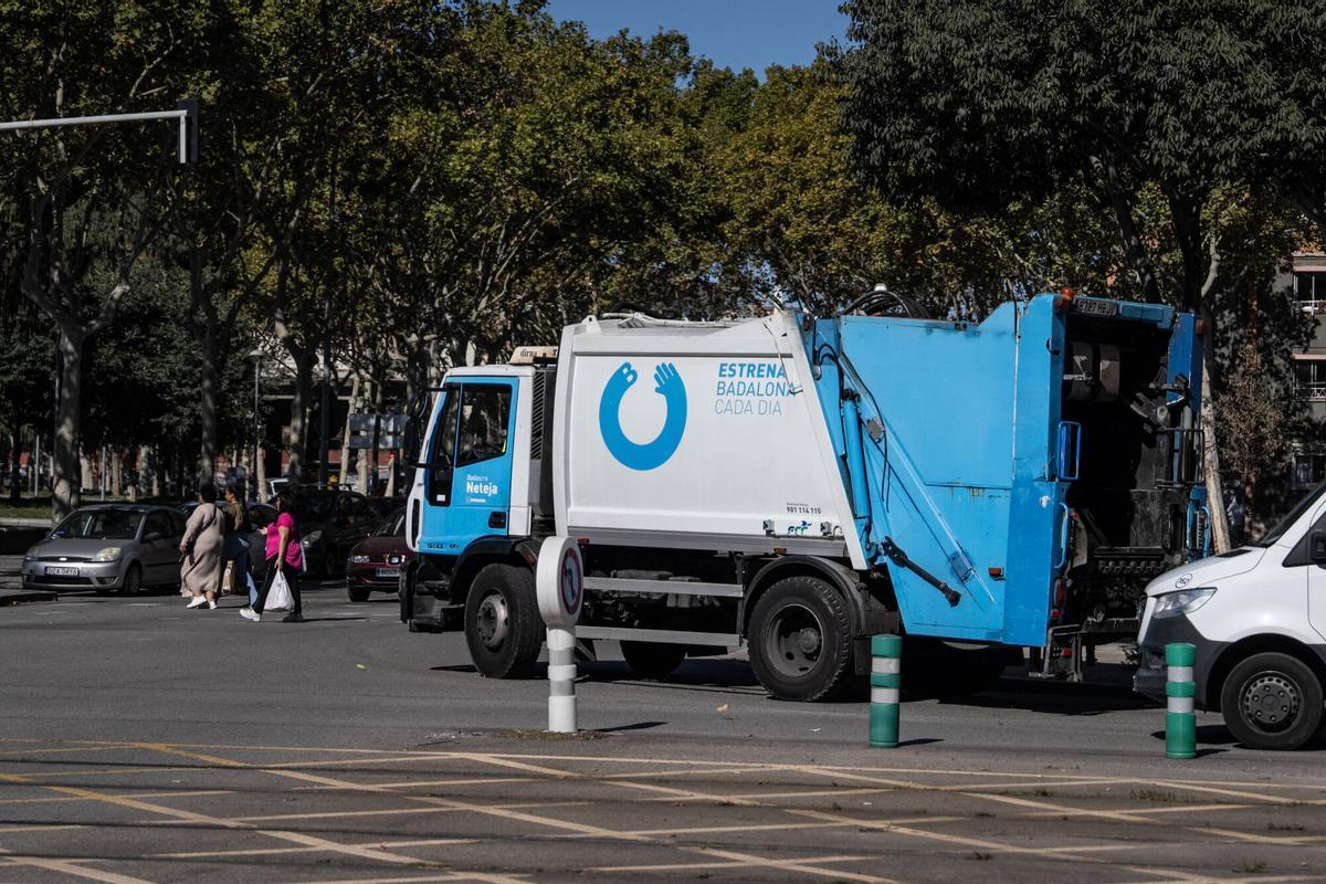 Camión de limpieza urbana de FCC en una calle de Badalona