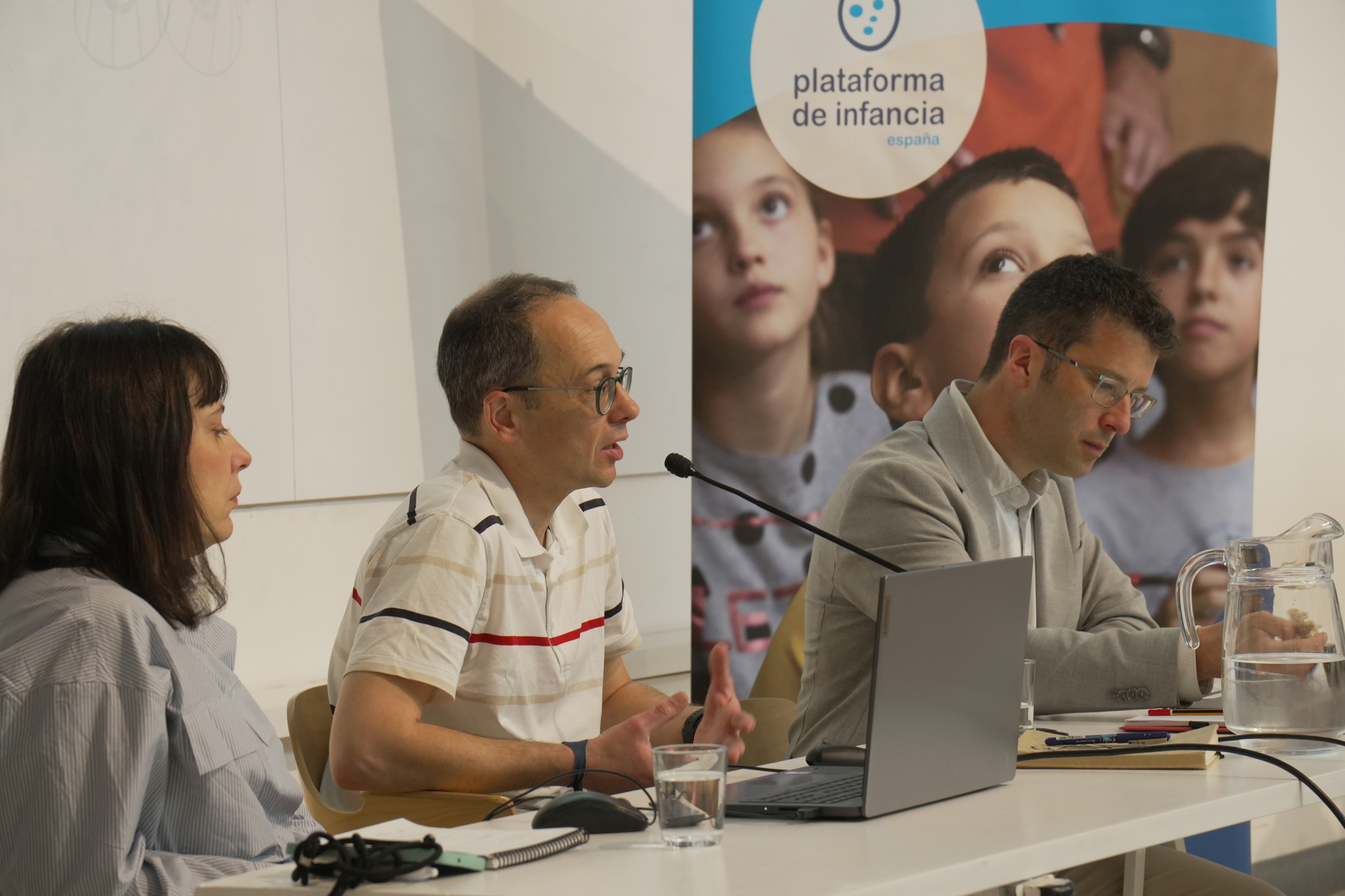 Niños españoles mirando al horizonte, simbolizando la vulnerabilidad ante la pobreza infantil