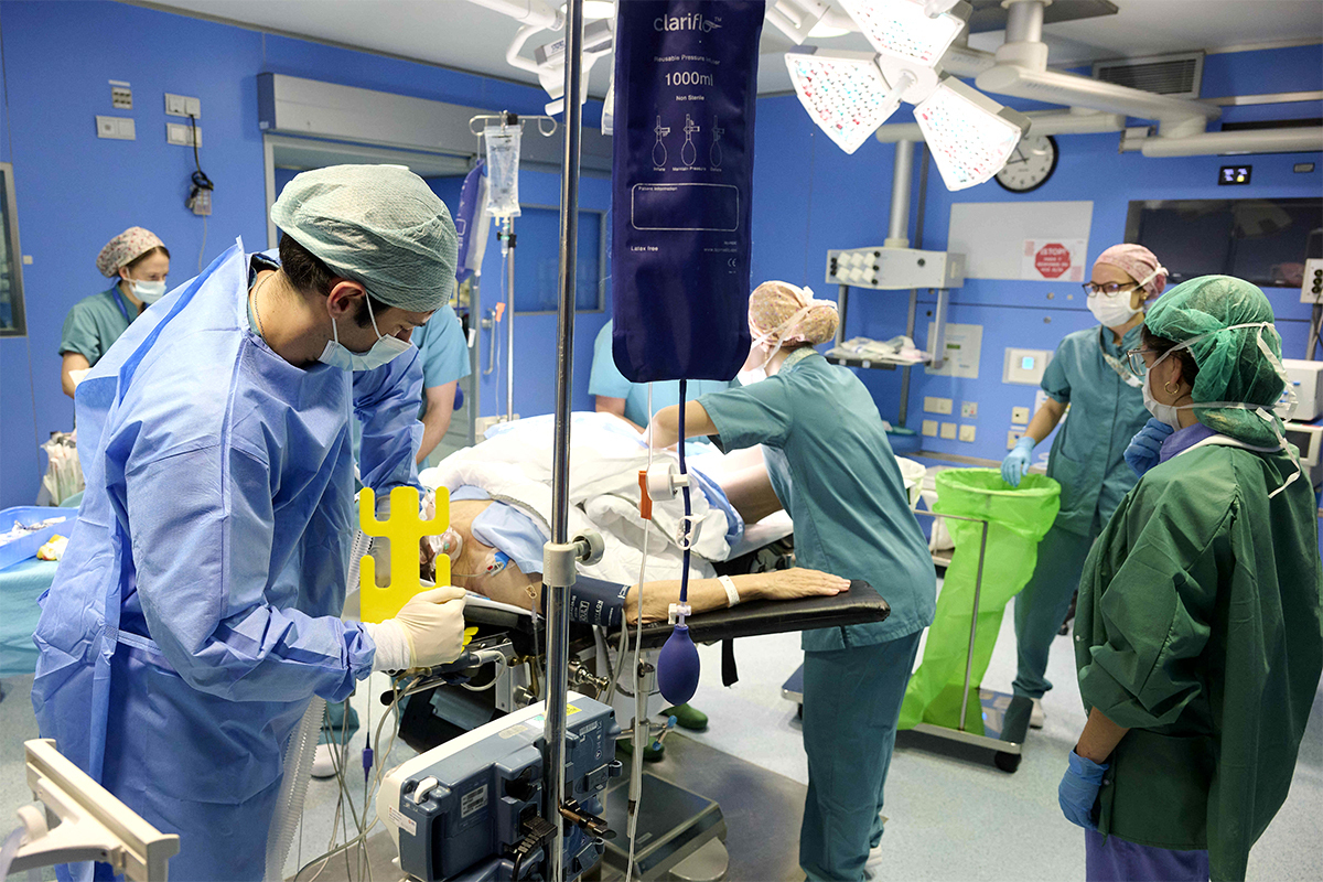 Residentes de anestesiología preparando la anestesia en la sala de operaciones de la Clínica Universidad de Navarra