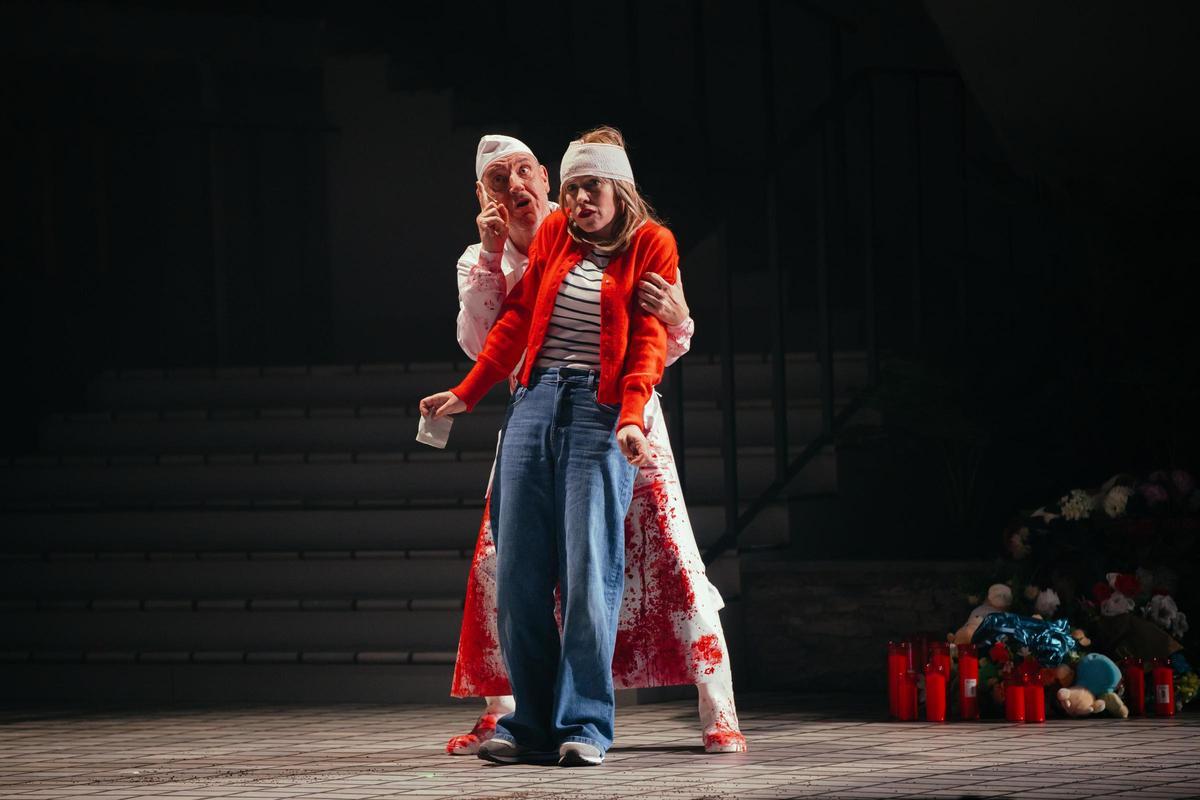 Escena de 'Els Estunmen' en el Teatre Lliure con luces y stunt performers