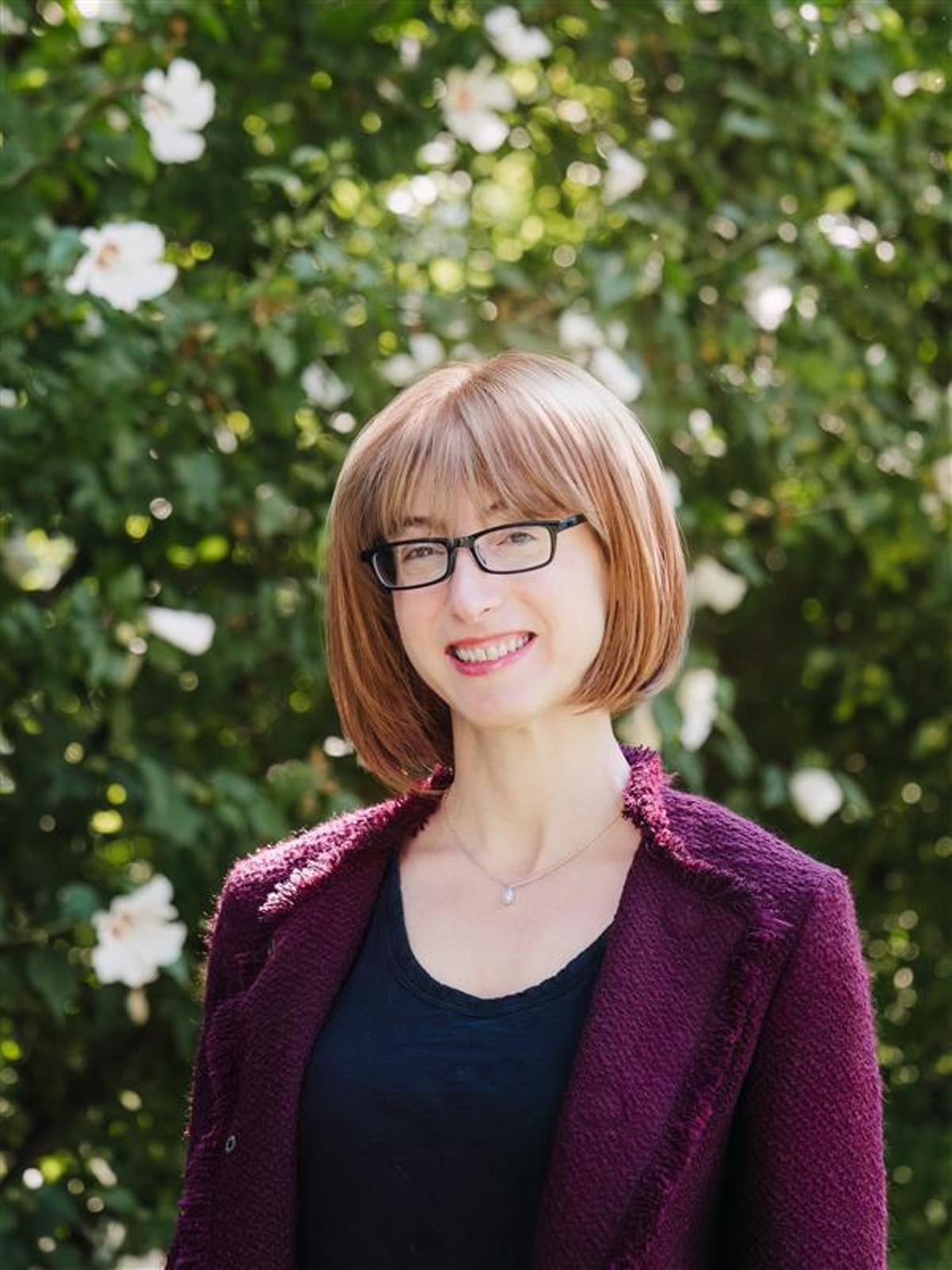 Retrato de Sara Cohen, autora conocida como Freida McFadden, durante la entrevista oficial