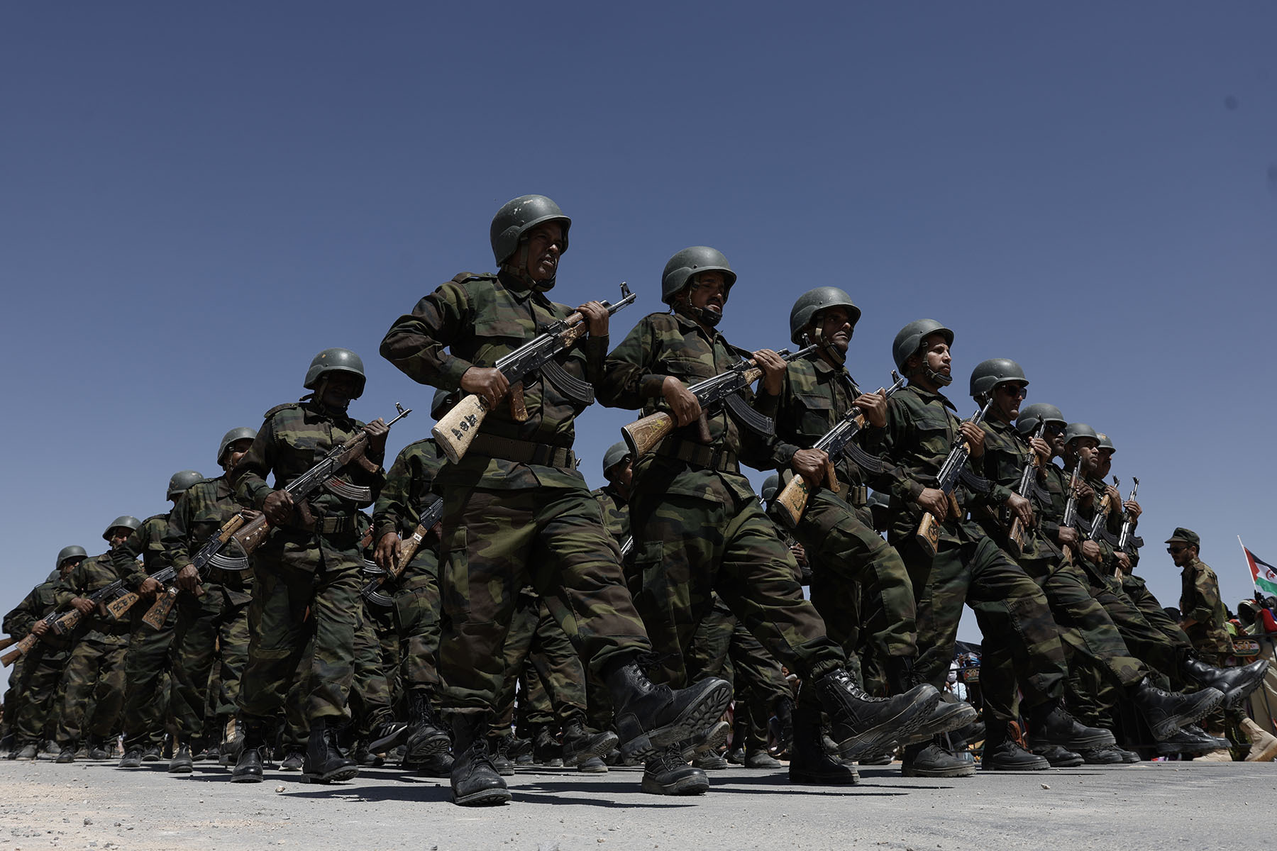 Manifestantes saharauíes frente al consulado español en Argel