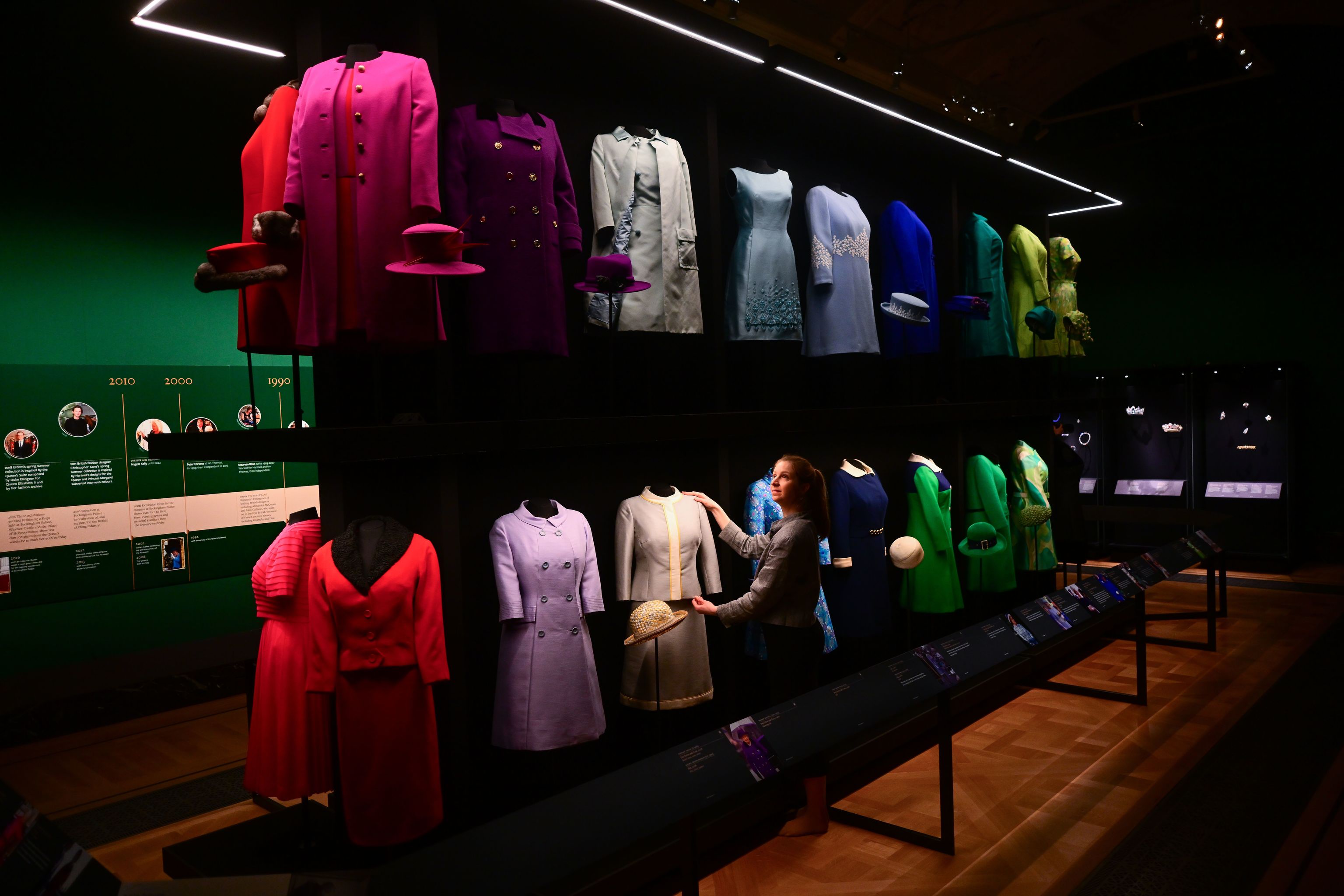 Imagen de la exposición del armario de Isabel II en el Salón de Buckingham Palace