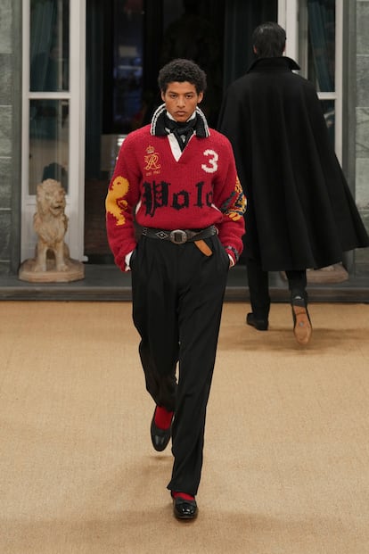 Bailarín masculino luciendo una chaqueta de alta costura en pasarela