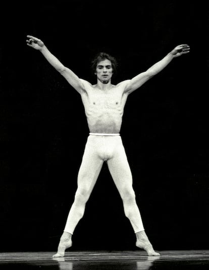 Detalle de la textura de una prenda de cuero adaptada al cuerpo del danseur