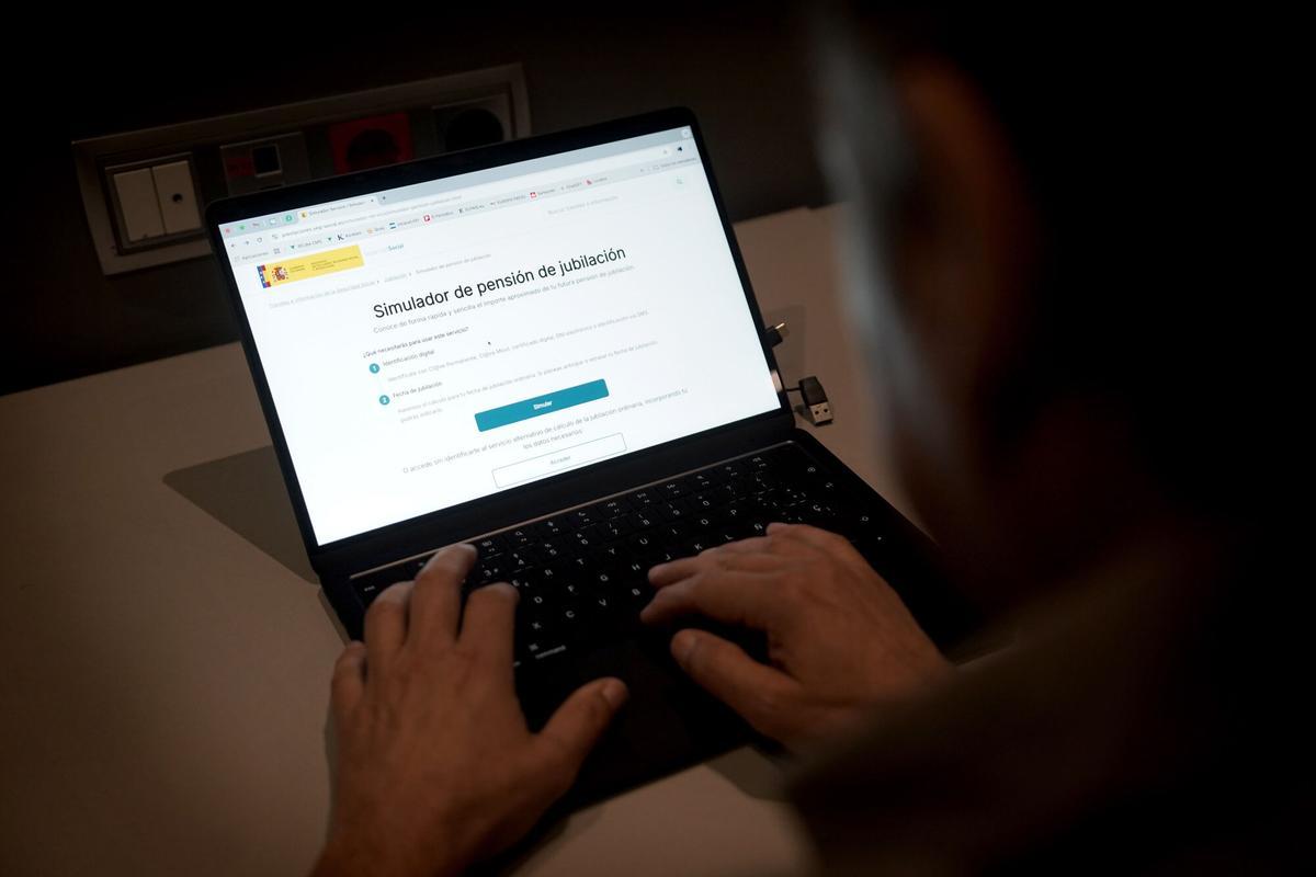 Grupo de seniors conversando sobre la jubilación anticipada en una cafetería