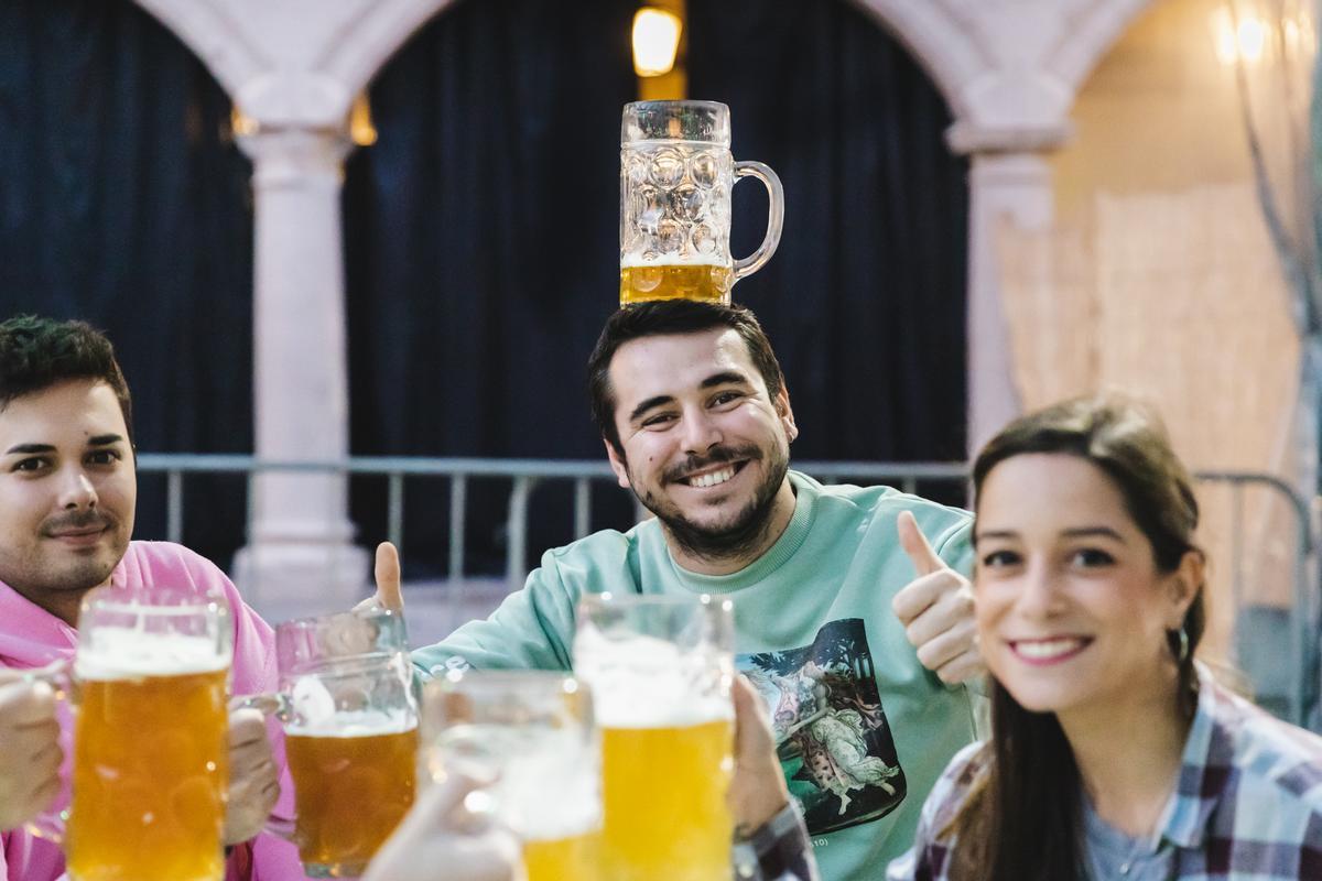 Plaza Mayor del Poble Espanyol con el montaje de San Miguel Biergarten