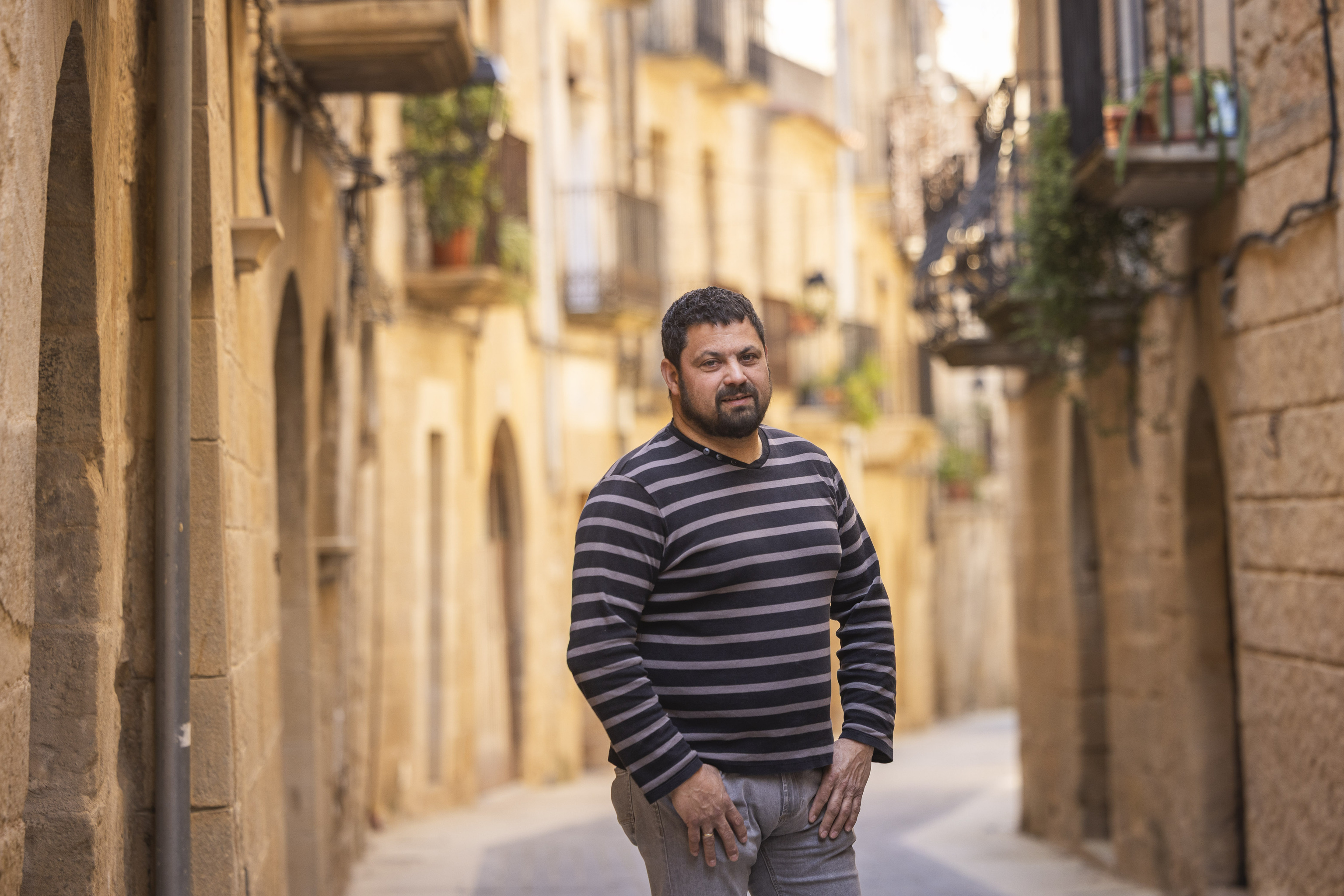 Torre de la línea de alta tensión en el paisaje aragonés