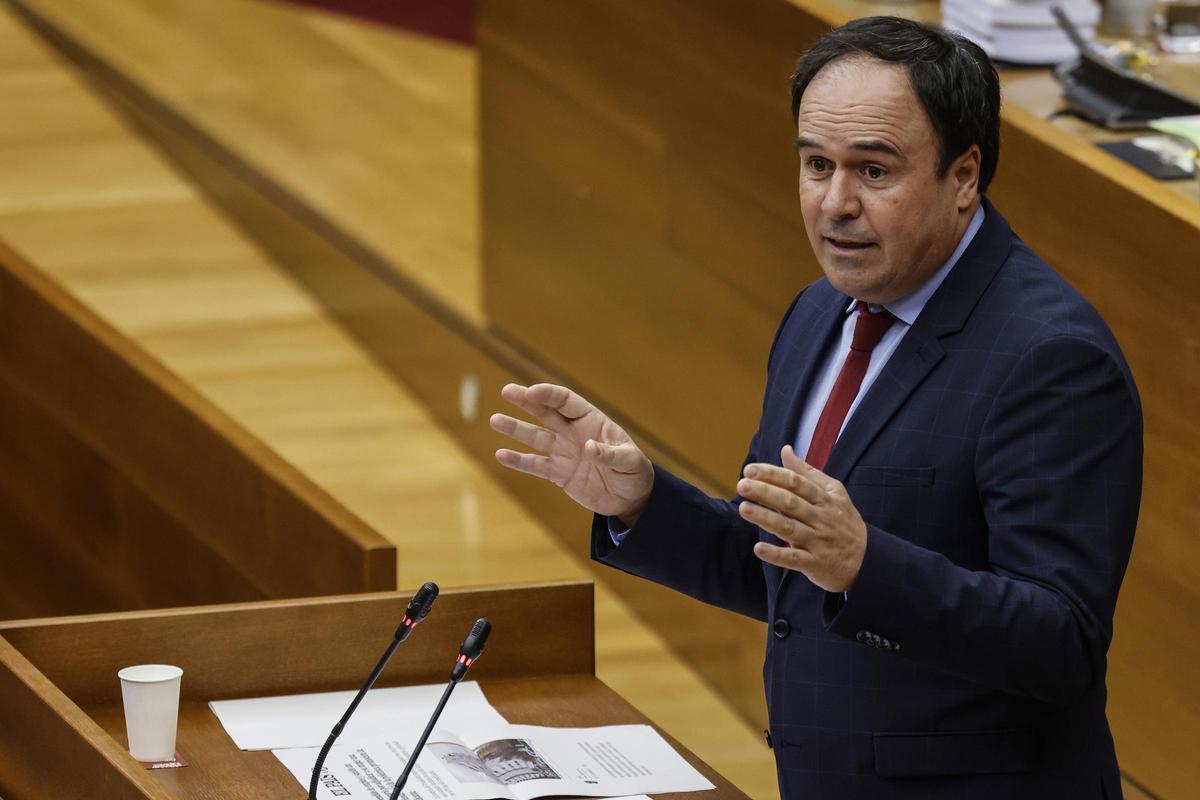 Síndic de Vox José María Llanos interpelando al presidente Juanfran Pérez Llorca en la Corts