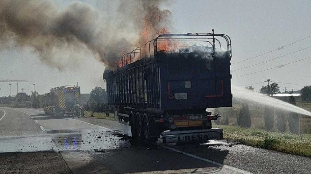 Incendio de camión cargado de chatarra en la LL-11, Alamús