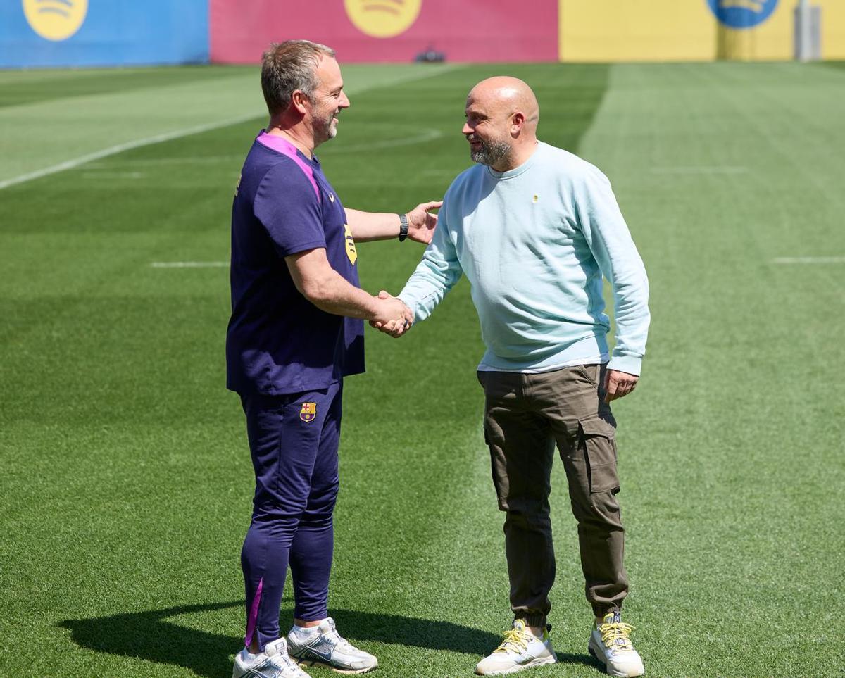 Joan Laporta, Hansi Flick y Manolo González posando en el campo Tito Vilanova antes del derbi