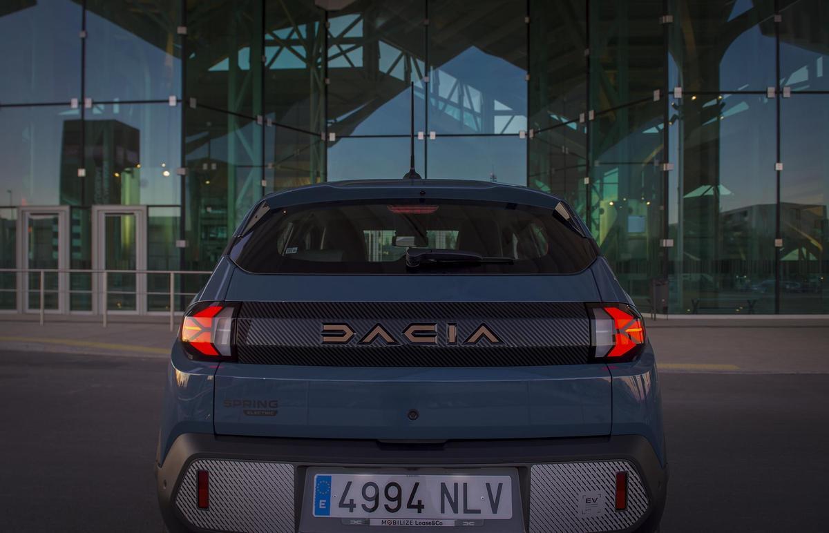 Dacia Spring 2026 en entorno urbano, mostrando su nuevo diseño y batería plana