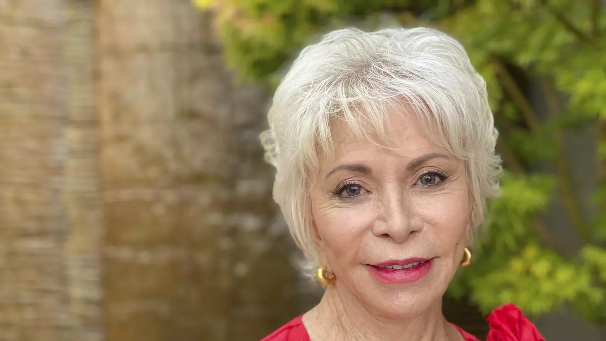 Gonzalo Gortázar hablando en un auditorio en Vigo, con el logo de CaixaBank de fondo