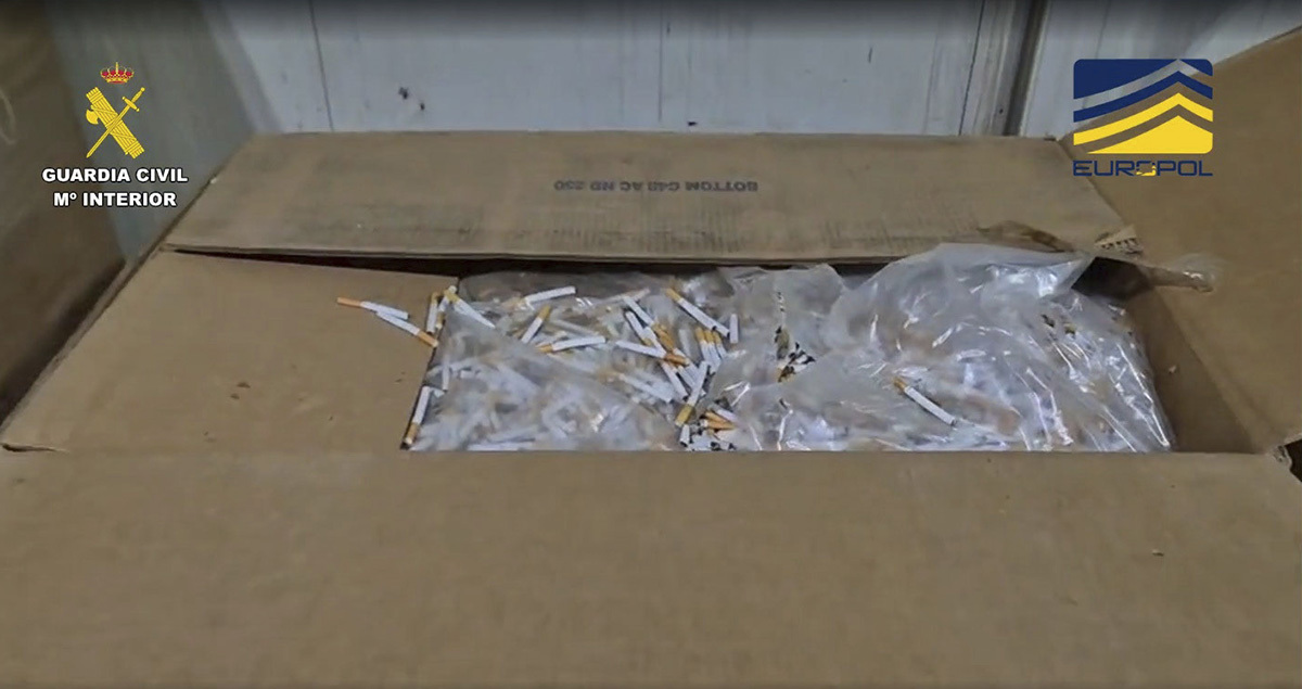 Estanco español en Les, Valle de Arán, con filas de compradores franceses