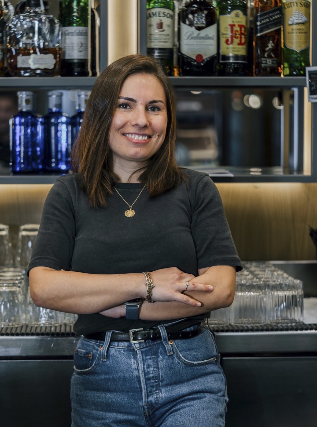 Gestora revisando cuentas en la cocina de un restaurante con estrella Michelin