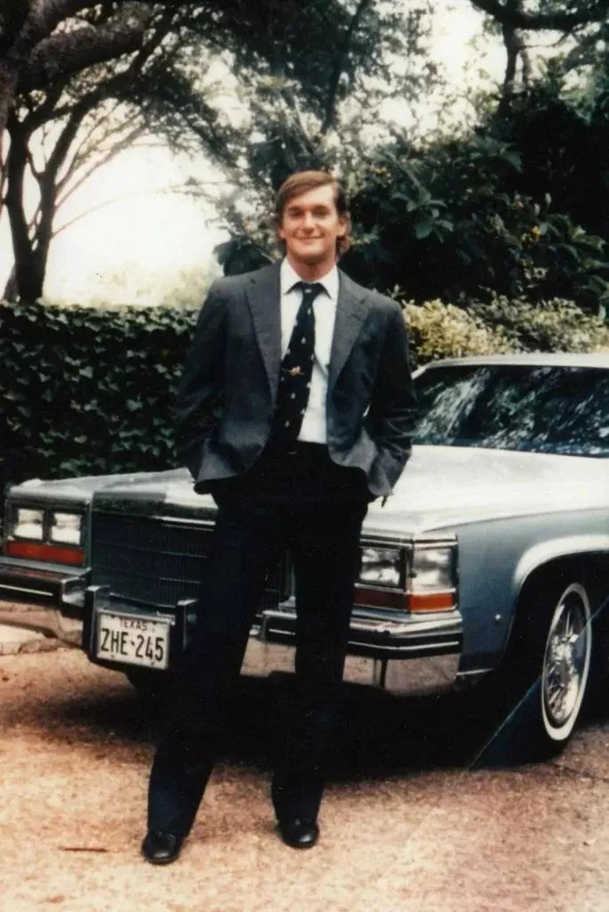 Javier Sartorius en el Santuario de Lord con el templo de Sant Llorenç de Morunys al fondo