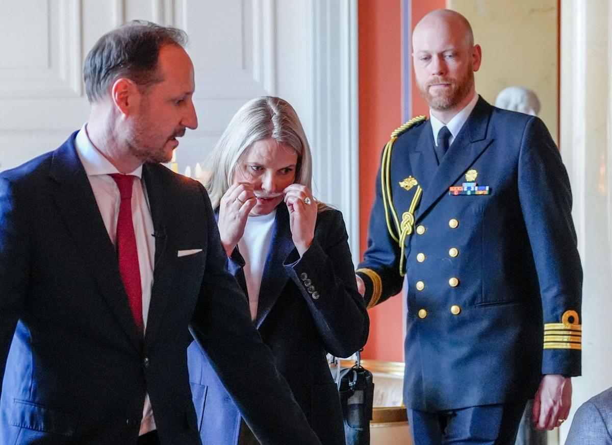 Princesa Mette‑Marit de Noruega con cánula nasal de oxígeno en recepción oficial en Oslo