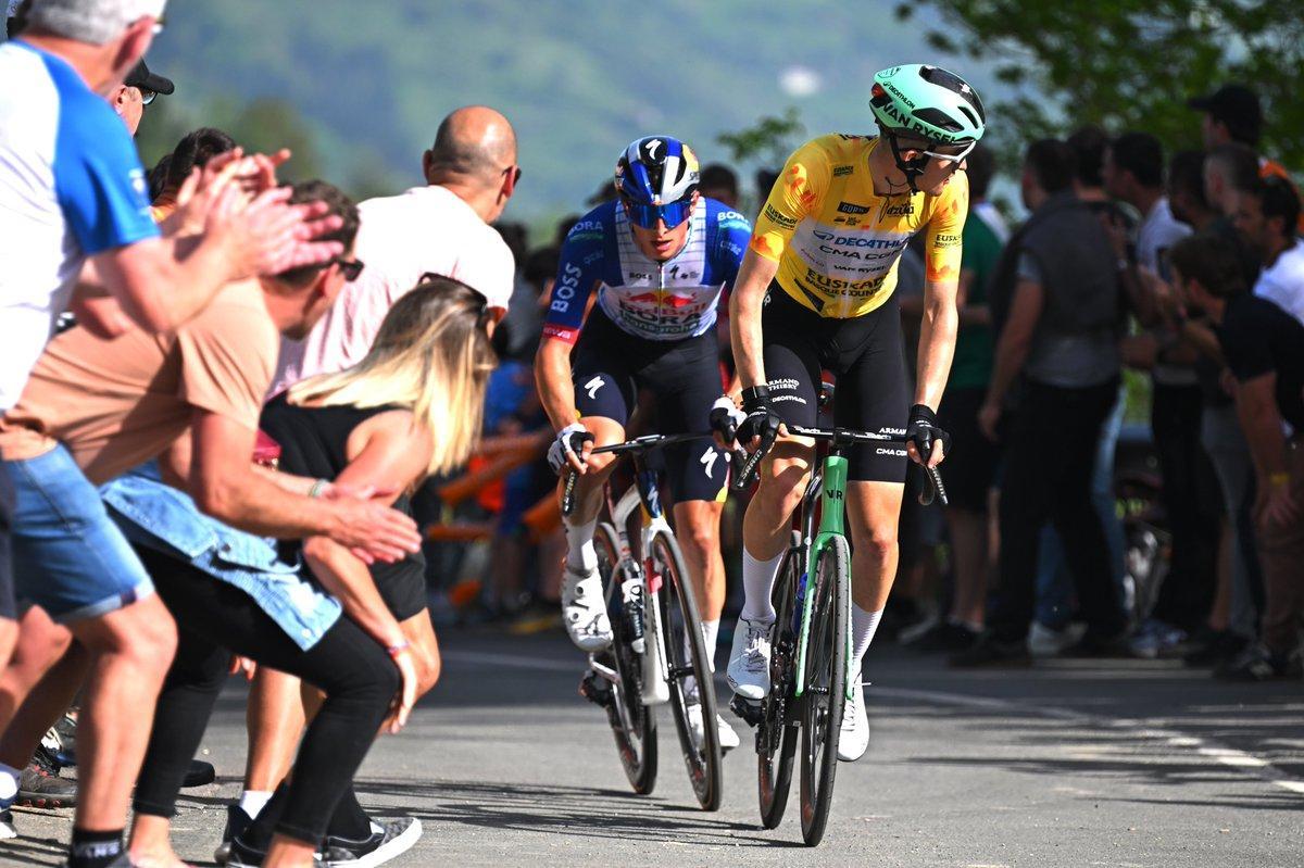 Paul Seixas cruzando la meta en la cuarta etapa de la Itzulia