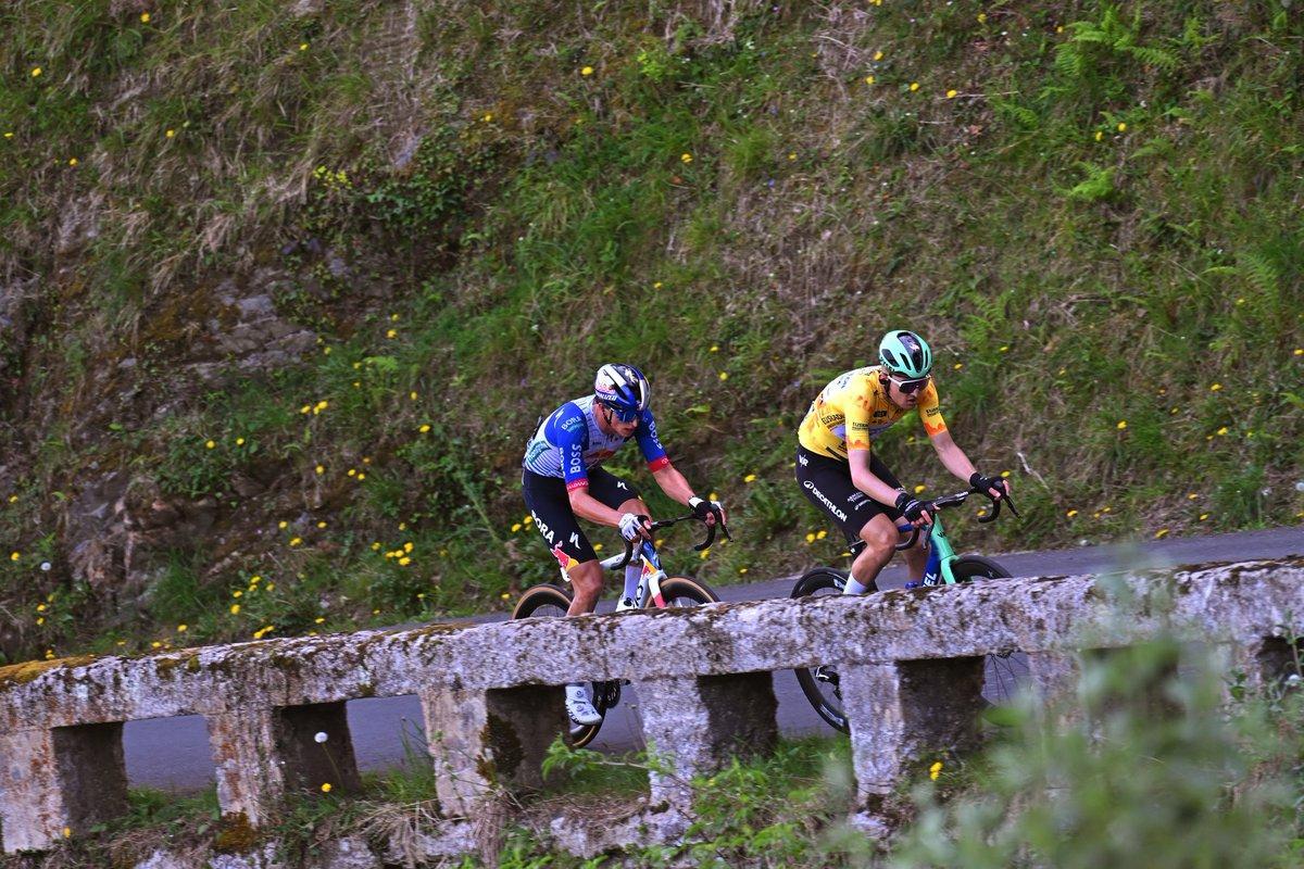 Escena del sprint final entre Seixas y Florian Lipowitz en Éibar