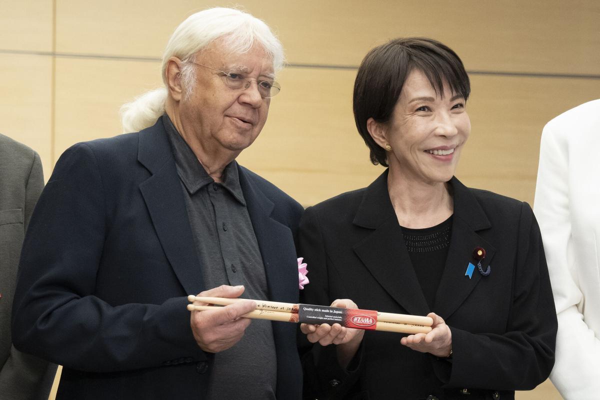 Primera ministra Sanae Takaichi entrega baquetas firmadas a Ian Paice de Deep Purple en la residencia oficial de Tokio