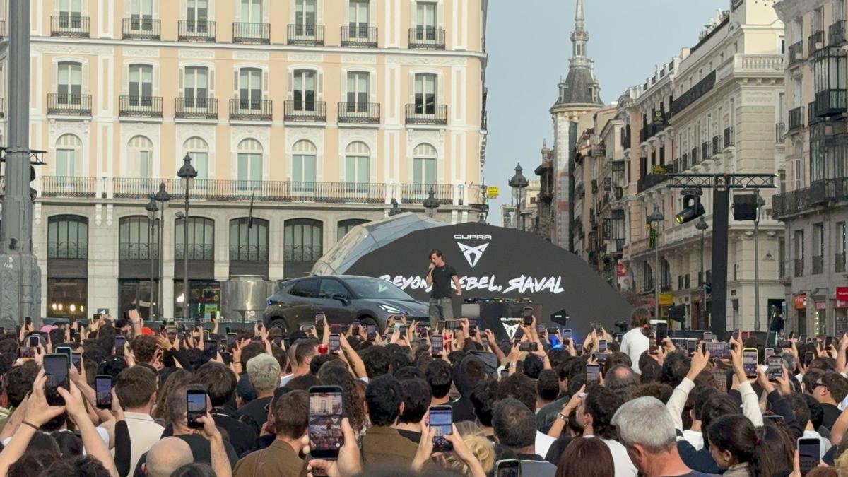 Escena del concierto de Guitarricadelafuente frente a la Puerta del Sol durante el lanzamiento del Cupra Raval