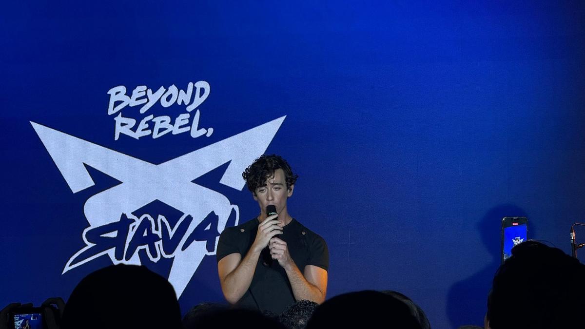 Detalle del Cupra Raval iluminado en el Cupra Garage Madrid, rodeado de público joven