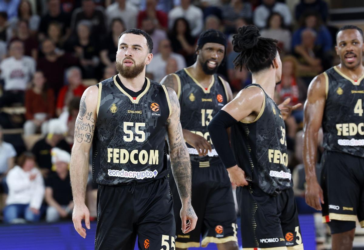 Kevin Punter anotando para el AS Monaco durante el partido contra el Barcelona