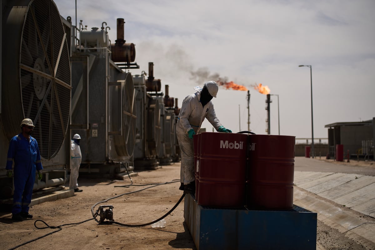 Retos energéticos: inversores añaden prima de 10 USD por barril tras frágil alto el fuego