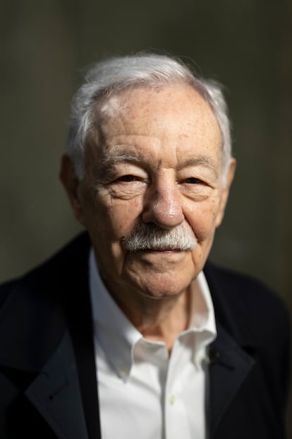 Eduardo Mendoza hablando en el Ensanche de Barcelona, rodeado de lectores