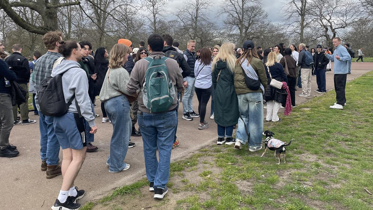 Grupo de personas caminando en Greenwich Park bajo la iniciativa Walk and Talk liderada por Henry Duff