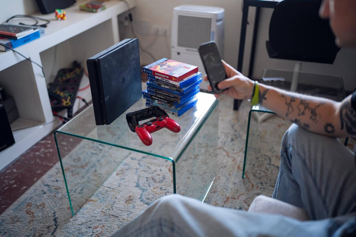 Imagen de usuarios de Wallapop comprando y vendiendo productos de segunda mano en Barcelona