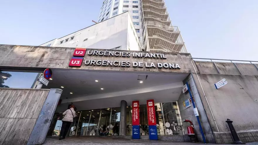 Detenidos siendo trasladados por la Guardia Civil tras la desarticulación de la red criminal en Valencia