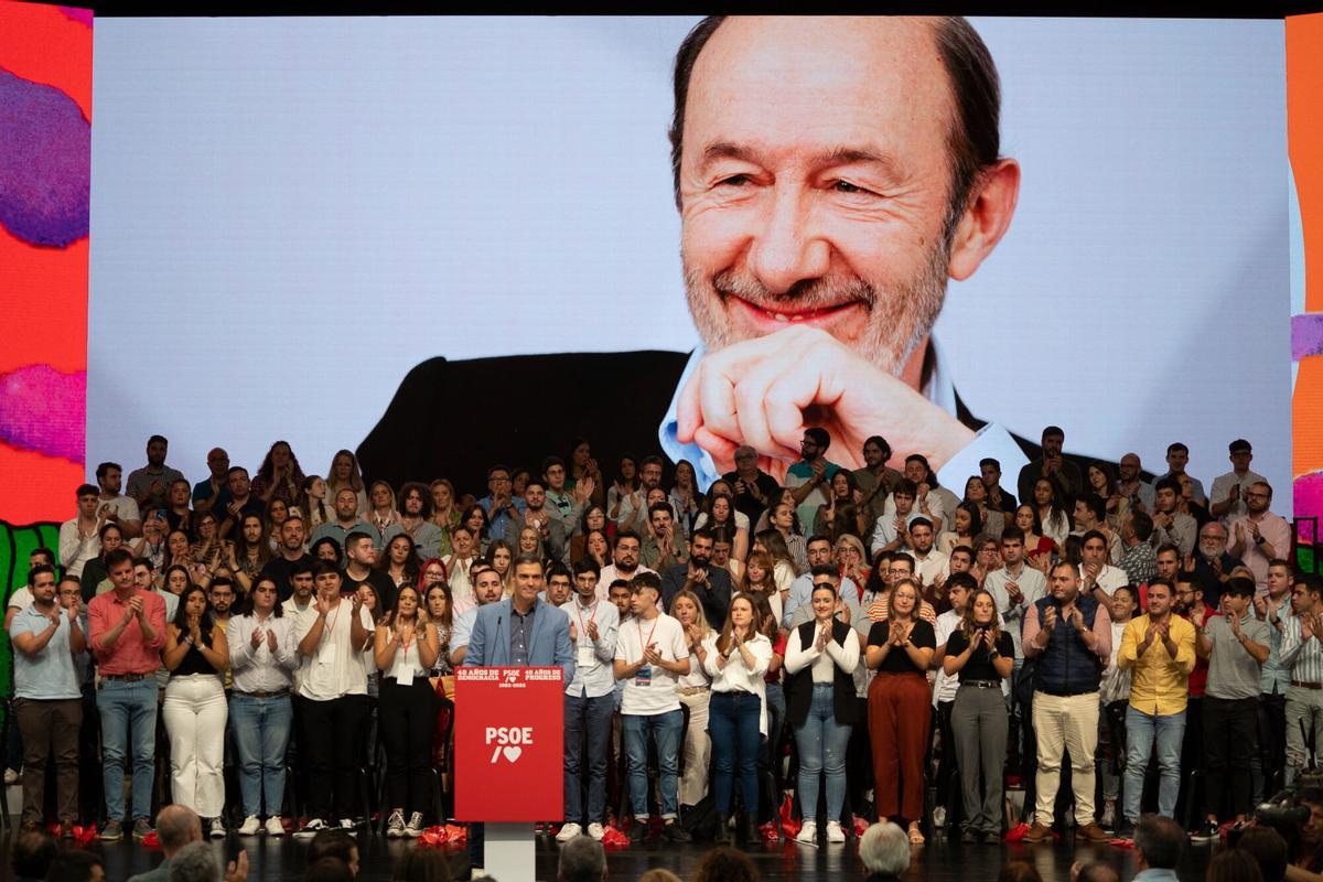 Fotografía del Congreso de los Diputados con la capilla ardiente de Alfredo Pérez Rubalcaba instalada en 2019