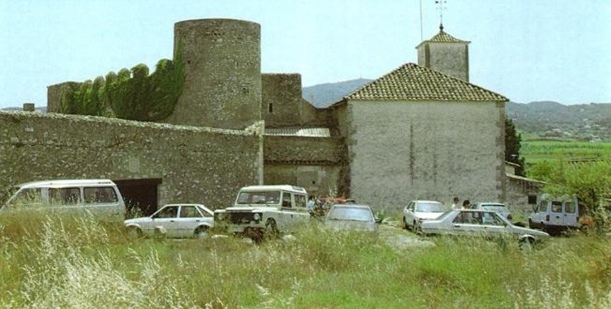 Detalle de la fachada gótica restaurada del Castillo de Canyelles