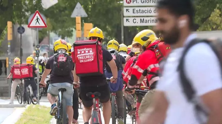 Pedro Sánchez desembarcando en el Aeropuerto Internacional de Pekín, rodeado de su delegación española