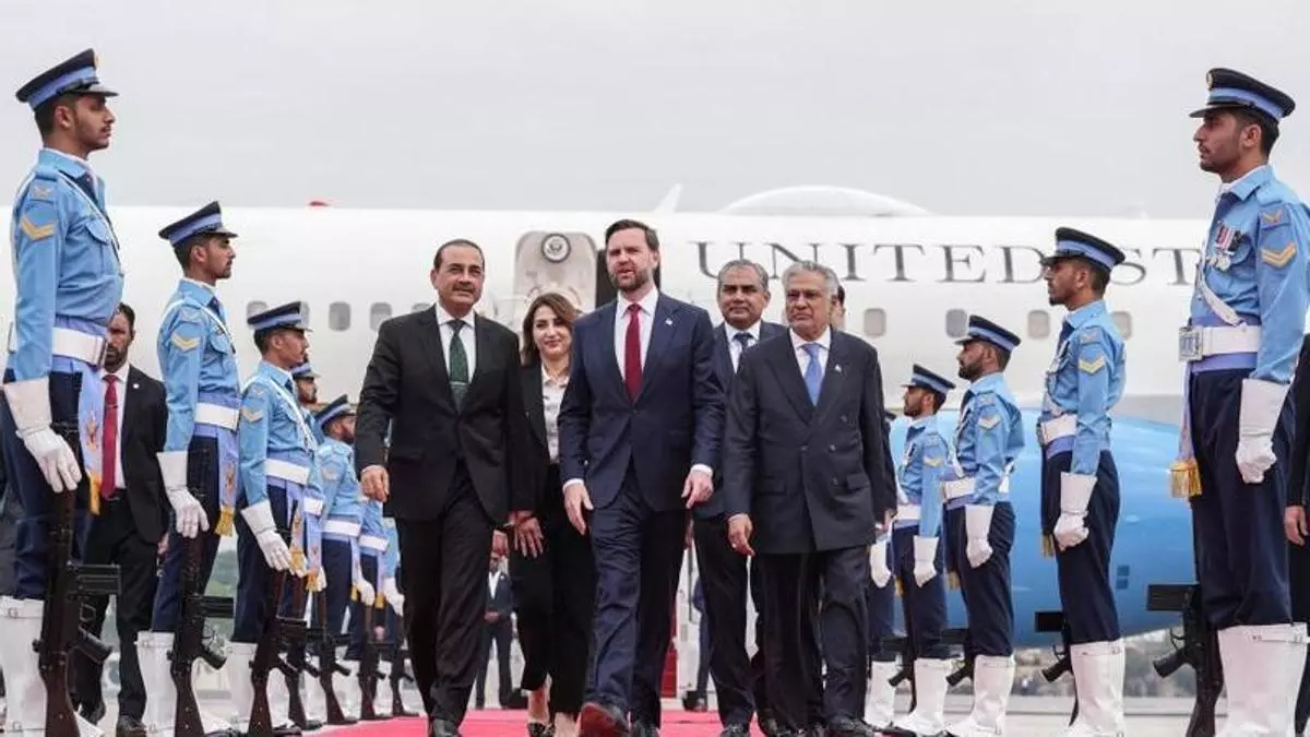 Fieles ortodoxos sosteniendo velas encendidas con la llama sagrada